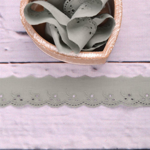 Broderie anglaise fleur menthe pâle 42mm